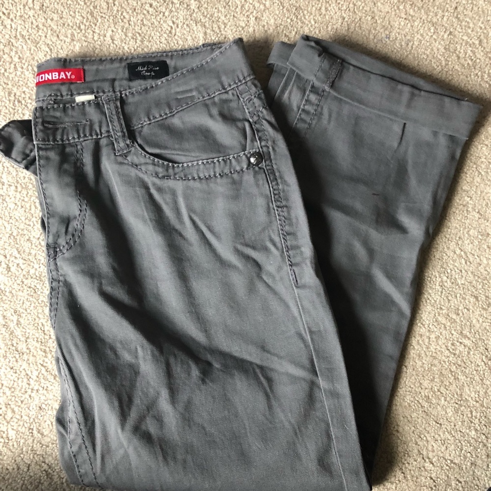 Women’s Grey crop skinny jeans size 7!